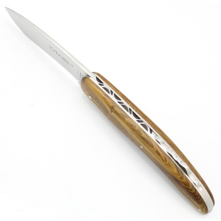 The 4810 folding knife in pistachio